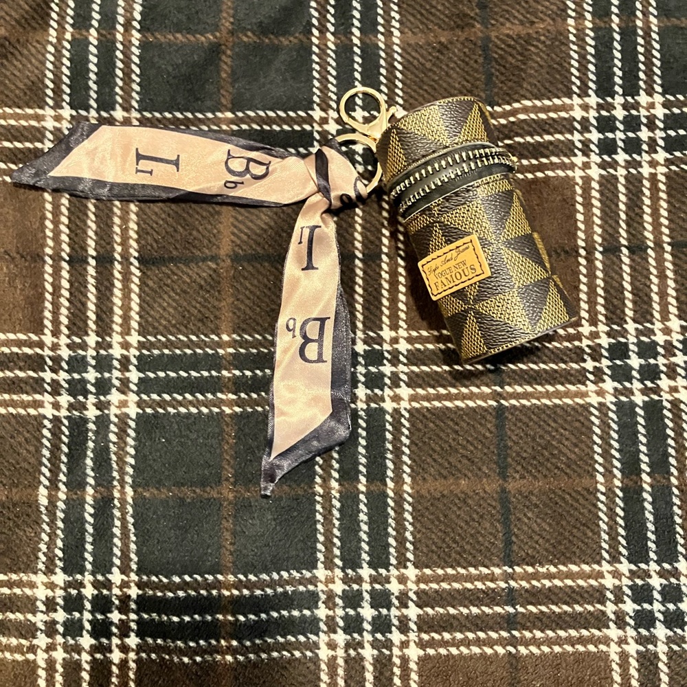 MINI RETRO BROWN PORTABLE TRAVEL ZIPPER KEY CHAIN CASE FOR STORAGE & SCARF. NEW. - Picture 2 of 8